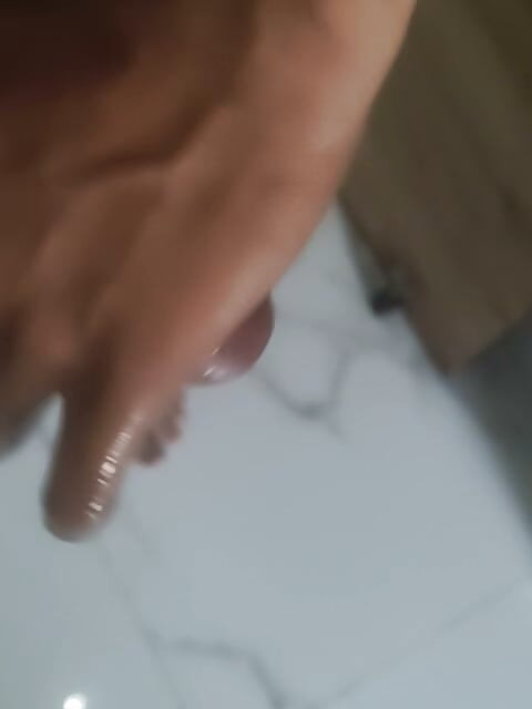 Aj ghar me biwi nahi thi or lund khada ho gaya bahut zor se chodhne ke liye kya karta moot mar li