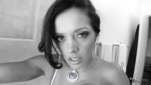 Francesca le muschi hart gefickt und von riesigem schwanz gedehnt