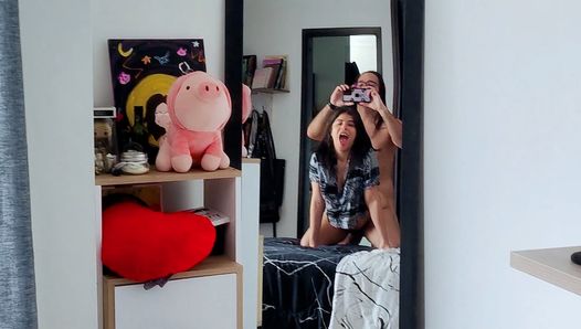 Сексуальная пара трахается перед зеркалом в любительском видео