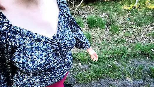 Titten quälen beim Wandern