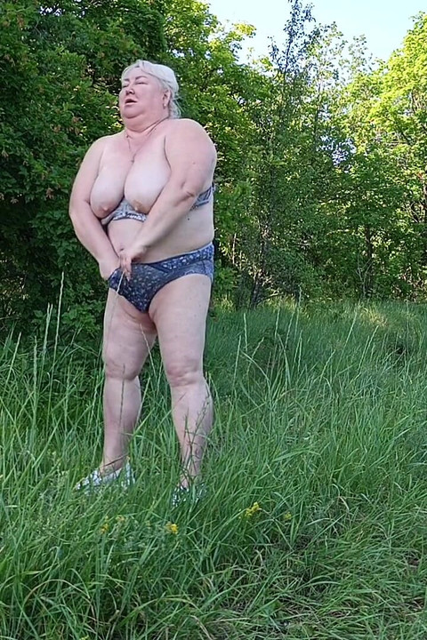 Girlfriend Undressed in the Park and Pisses in Front of Everyone