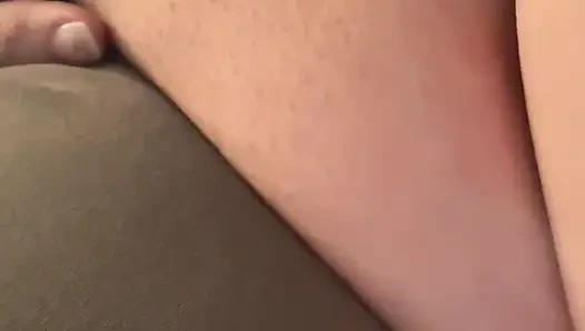 Memek tebal wanita cantik besar memerah dildo tebal yang meregangkan saya.
