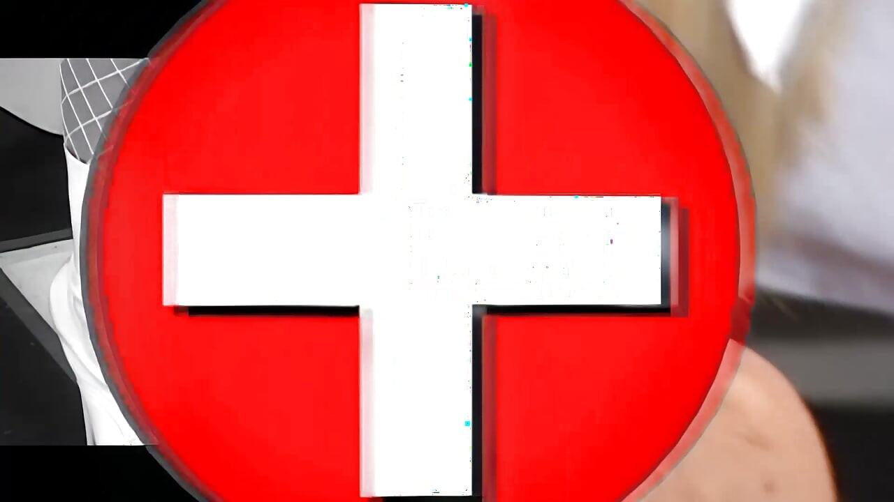 طبيبة ساخنة تمص زبي