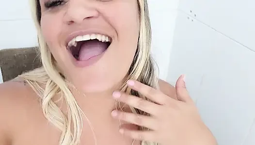 Mengisap Penis Silikon Saya