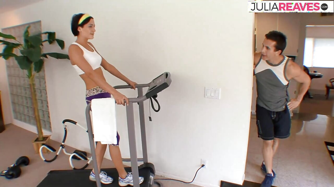 Fitness trainer fucks his pretty customer in the studio
