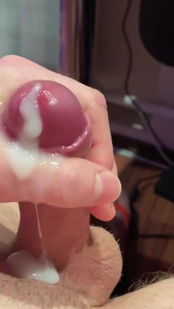 「My Young Cock Cums a Lot of Sperm Closeup」の重要な瞬間