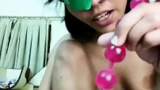 Возбужденная девушка трахает себя и жестко сосет дилдо, пока стонет