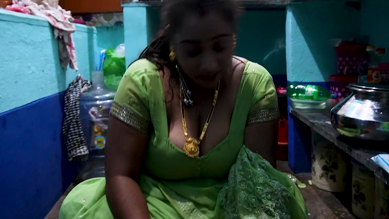 SEXY MALLU BIG BOOBS BHABI DOING WORK IN HOME, DEBORJI DON'T CONTROL HIMSELF TO SEEING HER, BIG BOOBS MALLU BHABI