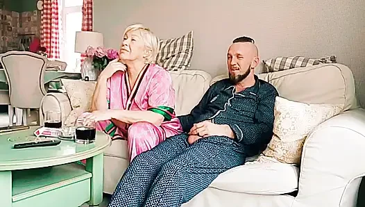 Tabu-Sex, Stiefmutter schaut Filme, und ich nehme ihren Mund