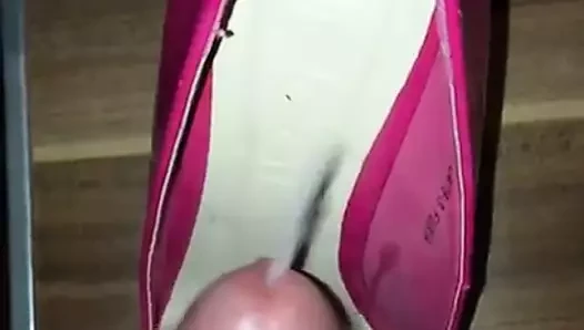 Pump porn video – Cumming in Pink High Heel Pumps
