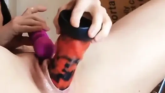 Memek yang dipompa, dildo, dan buttplug terowongan besar. Apa lagi yang bisa seorang gadis inginkan!