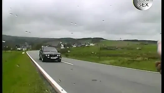 Sarışın kız erkek arkadaşının onu arabada parmaklasına izin veriyor