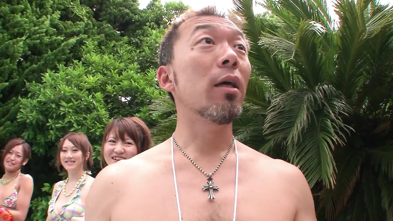 辣妹们喜欢吮吸鸡巴, 然后在群交中被狠操