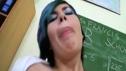 Genç vahşi küçük sürtük sınıfta sikiliyor