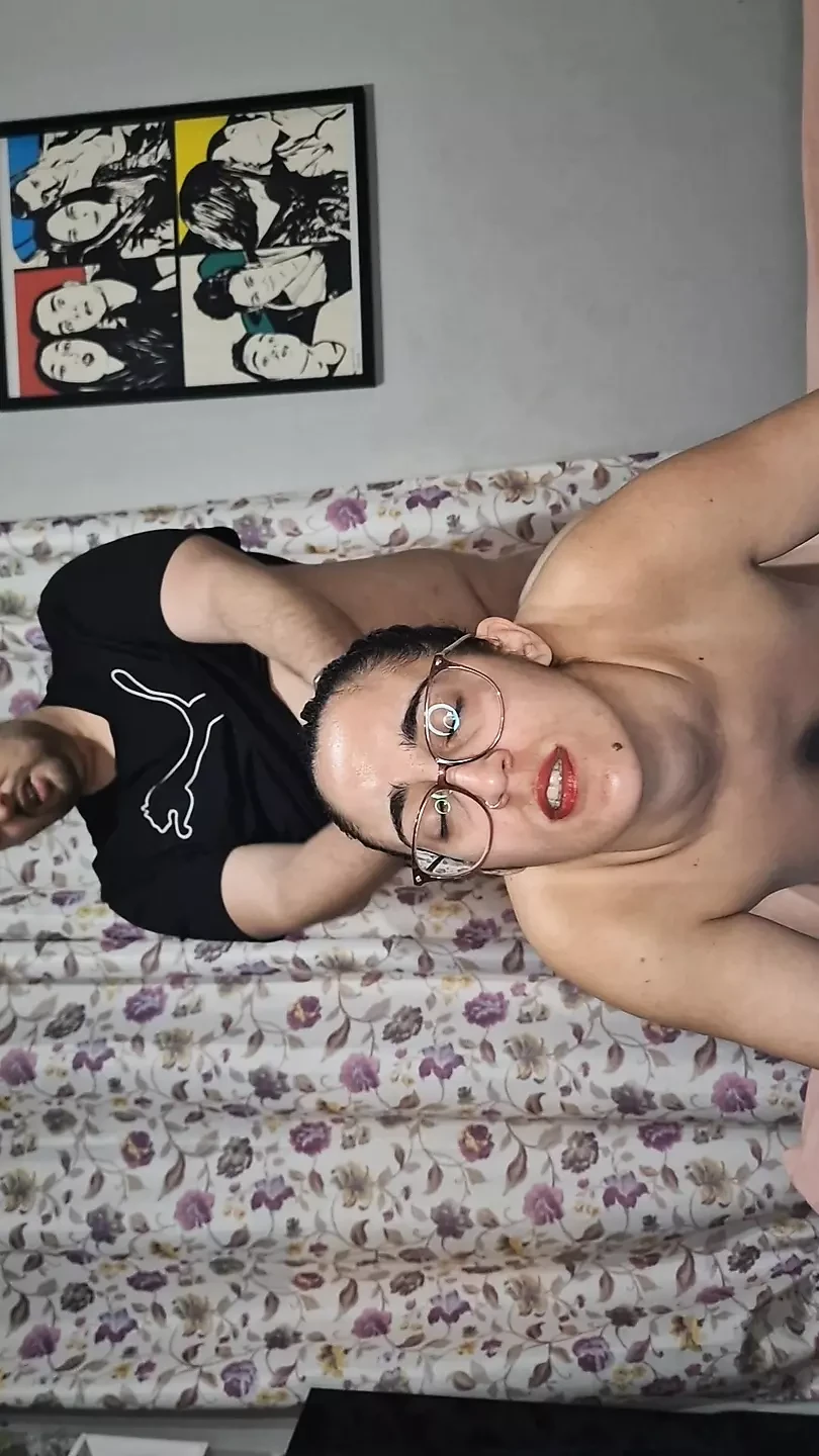 Eu chupo, esguicho e gozo no meu cabelo depois de me foder