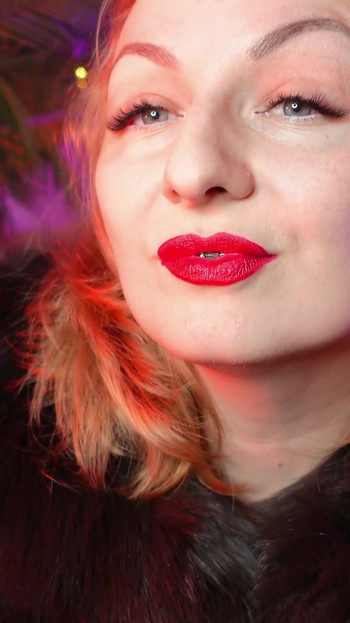 Un momento da vedere da "FUR SOUNDS e il video fetish delle labbra calde - ASMR relax sounding"