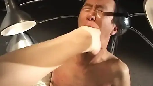 Charmante blonde domina aiden Starr benutzt ihre großen möpse, um einen devoten typen zu atmen