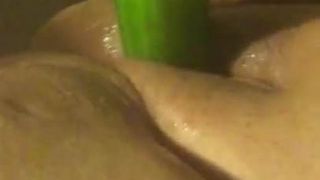 Il cetriolo incontra la figa bagnata