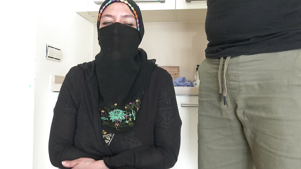 A young Algerian woman shoots her first pornographic film in Marseille because she needs money to pay her rent.