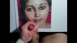 Hommage craché en désordre sur le visage d'une salope indienne