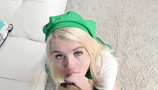 Nikki Sweet продает свою вкусную киску