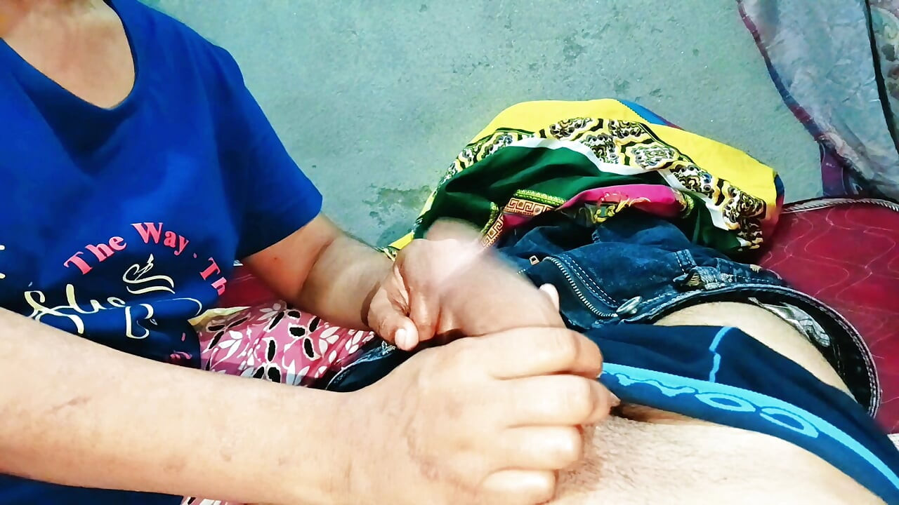 Eu libertei meu creme na buceta apertada da indiana Bhabhi e a fiz chupar meu pênis preto grosso colocando na boca dela.