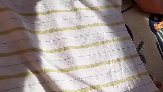 Istri Cantik Selena Menikmati Hari Telanjang di Luar Ruangan