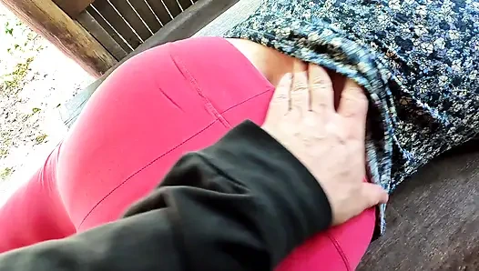 Mencambuk pantat dan vaginanya di meja piknik