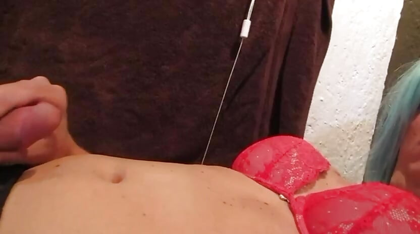 rapariga sissy fica muito excitada a masturbar-se na câmara POV
