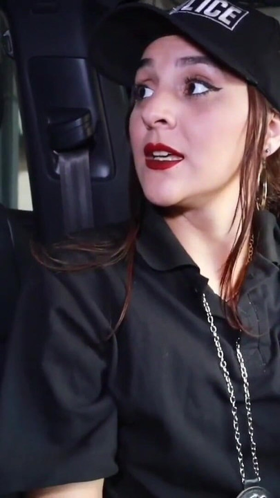 Καυτός μπάτσος χτυπήθηκε από μεγάλο μουνί και κώλο | Κλιπ 1