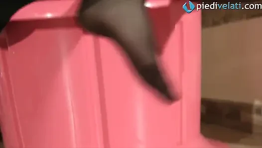 Inked, brünette schönheit emily in strümpfen im fußfetisch-video