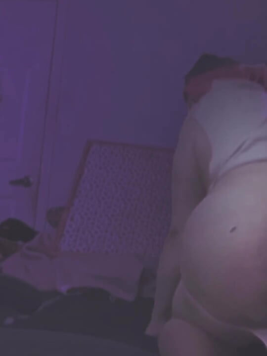 Sissy jaše dildo od lignji i jebe je nasumični crni kurac s Grindra