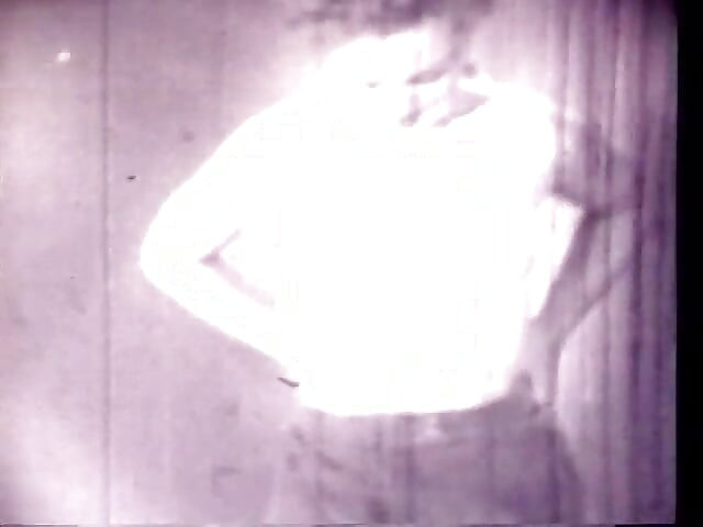 شقراء صغيرة عتيقة