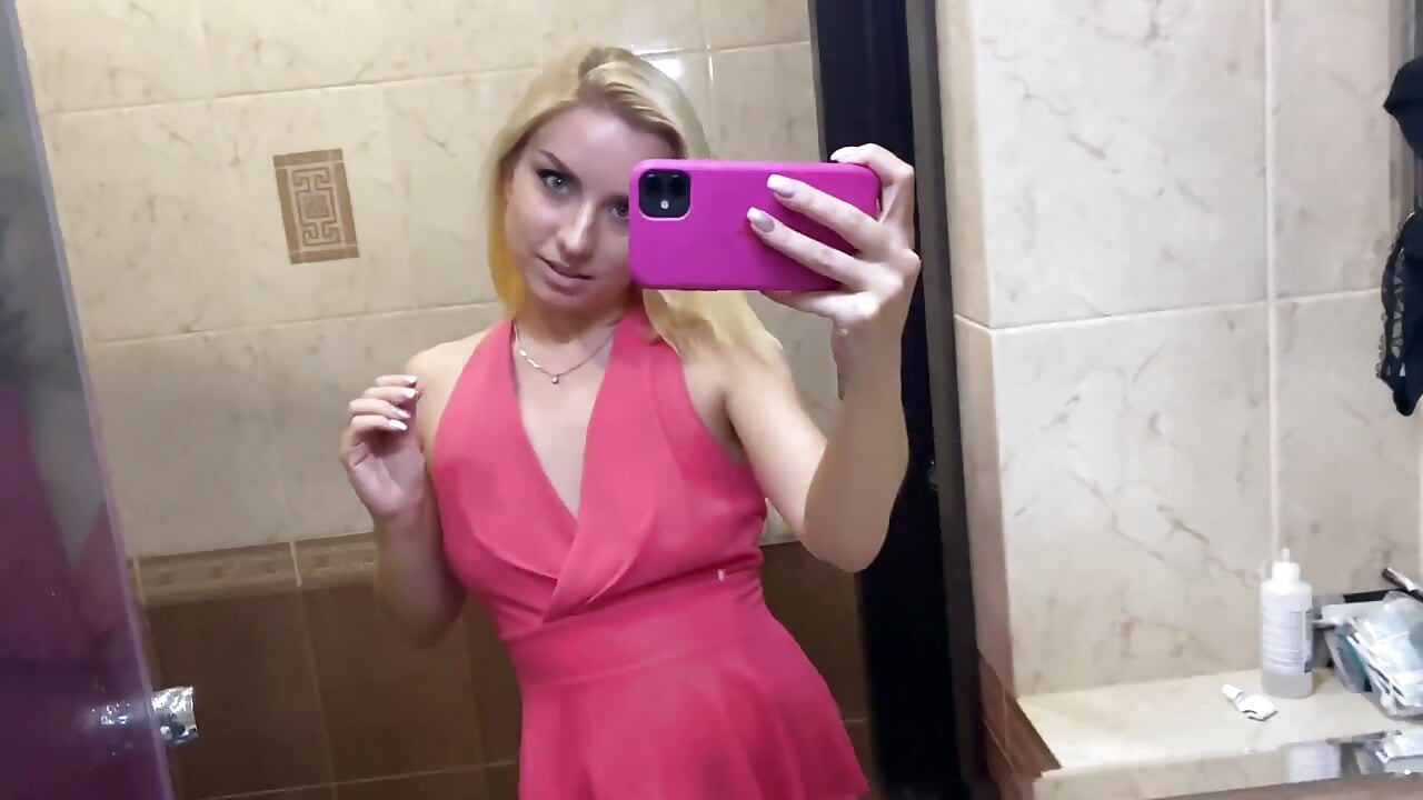 Мой бойфренд смотрит гандбол по телевизору, и я хочу пососать его хуй.