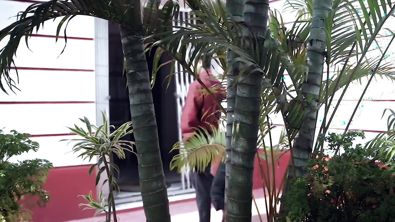 給繼兄的妻子錢後，我操了她