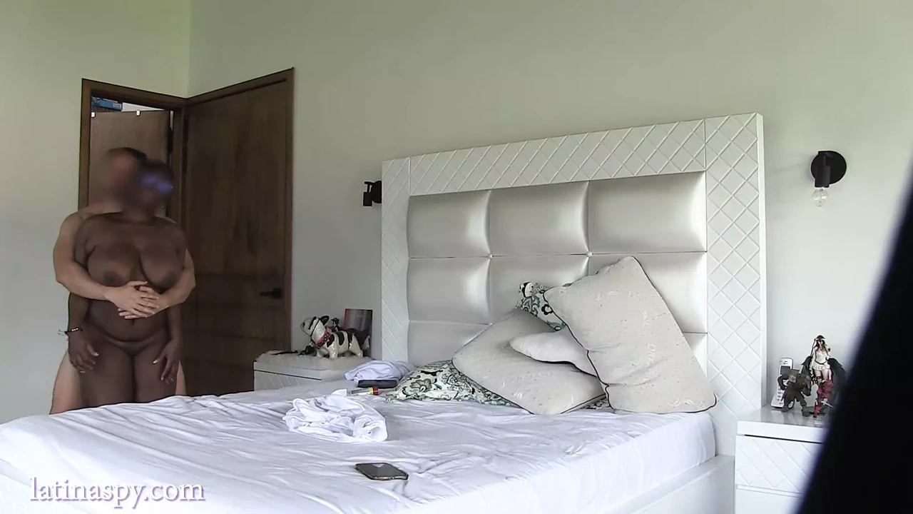 大奶子黑人女仆被她的老板狠操