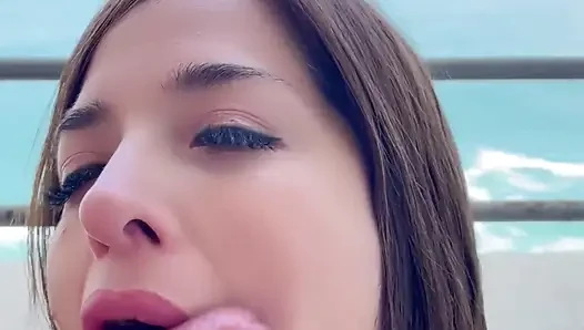 Fucks mulutku di balkon di depan laut (amatir Latin sex)
