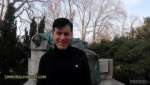 Kyra ateşli büyük götlü sarışın bomba döllenmek istiyor