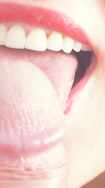 Momento iconico da "20 minuti di più eccitante succhiata di cazzi, lingua al limite, stuzzicamento del cazzo, il più caldo pompino"