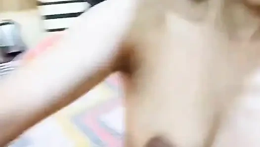 Hintli kız arkadaş çığlık atarken erkek arkadaşı tarafından arkadan sikiliyor