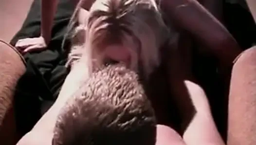 Blondine mit dicken titten wird hart gepumpt und verdient eine weiße halskette