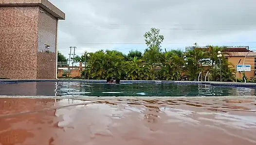 Sperma schwimmen im pool, harter sex im wasser, doppelter orgasmus