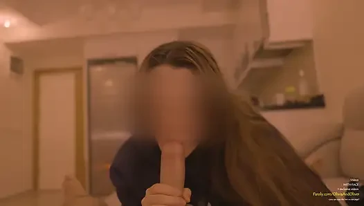 Komşu kız kıyafetlerini çıkarmadan büyük bir yaraktan sperm tadıyor