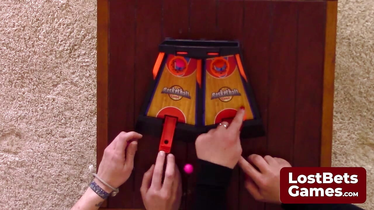 Un jeu palpitant de Strip-Ball Flippies d’éjaculer dans les couilles