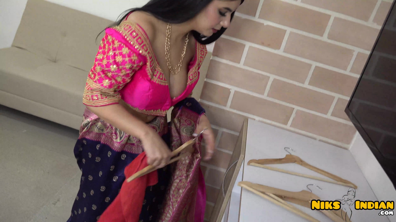 巨大なおっぱいを持つインドの熟女がサリーを剥ぎ取り、セックスをする