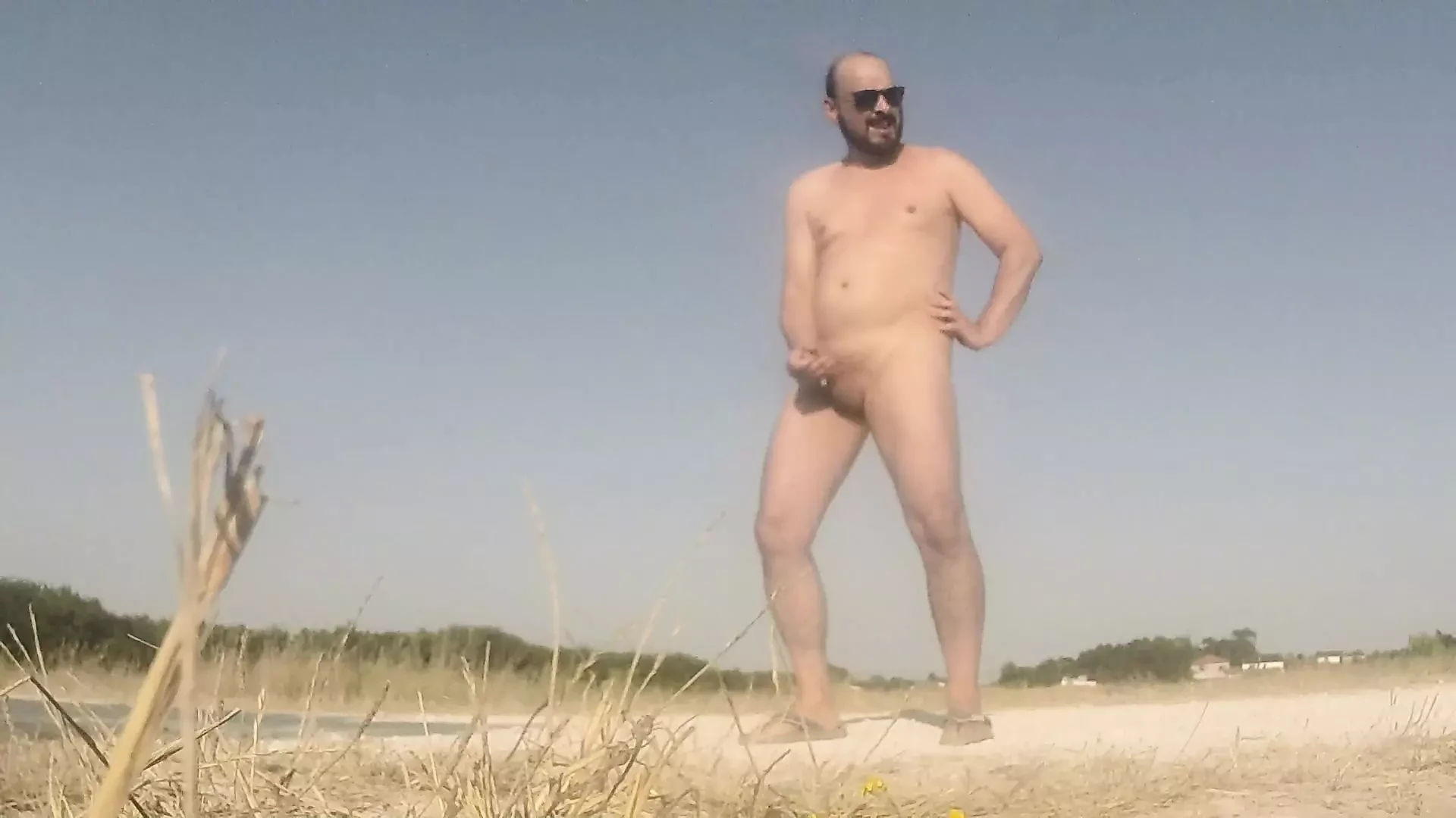 Aftrekken elke naakte met sperma aan het einde, op een openbare weg