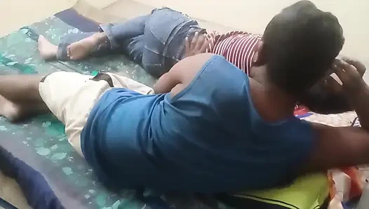 Gara-gara lagi sange berat, aku bangunin abang tiriku untuk ngentot memekku habis-habisan