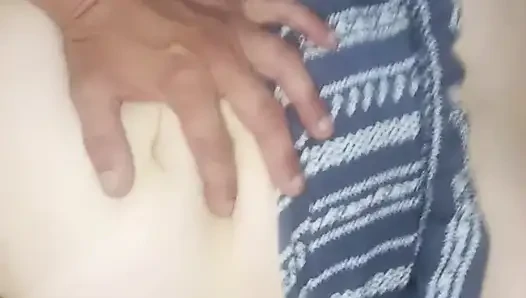 Istri memberi dan membelah kakinya