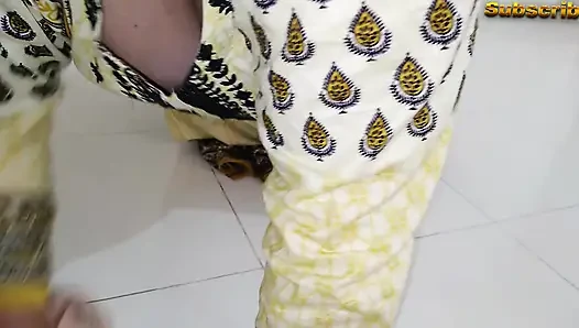 Desi zimmermädchen vom Besitzer mit Kondom während der Reinigung gefickt