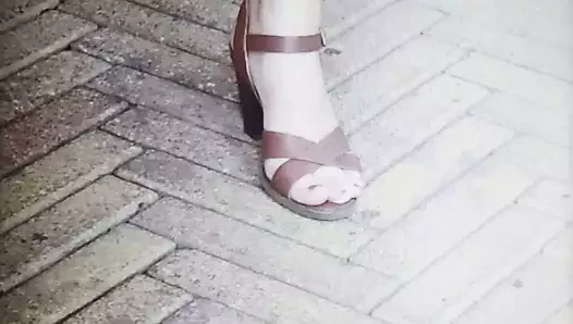 arkadaşının ayakları